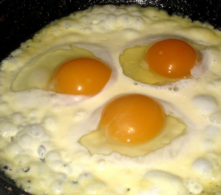 Домашний сыр с яйцами и сметаной