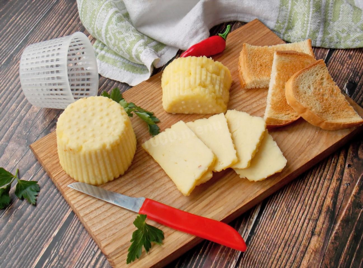 Как сварить сыр дома из молока